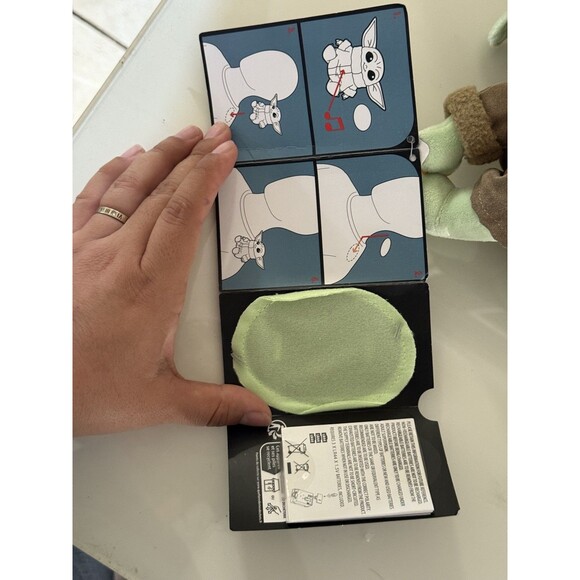 DISNEY PARKS "STAR WARS" GROGU MANDALORIAN BABY YODA MAGNETIC SHOULDER PLUSH NEW - Picture 5 of 5